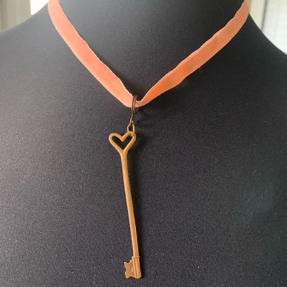 Necklace skeleton key peach velvet choker - Picture 2 of 6
